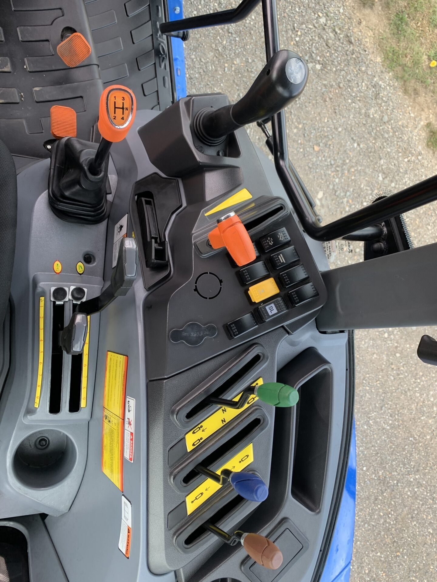 Solis S50, Allradantrieb, XL-Wendegetriebe, klimatisierte Kabine und Frontlader – Bild 8